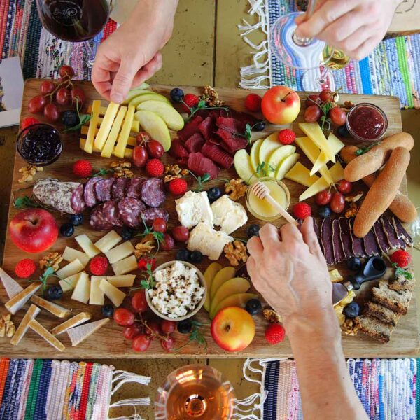 tagliere degustazione vino e prodotti tipici tirano