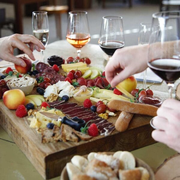 tagliere degustazione vino e prodotti tipici tirano