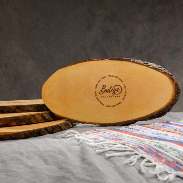 Tagliere ovale di legno con corteccia
