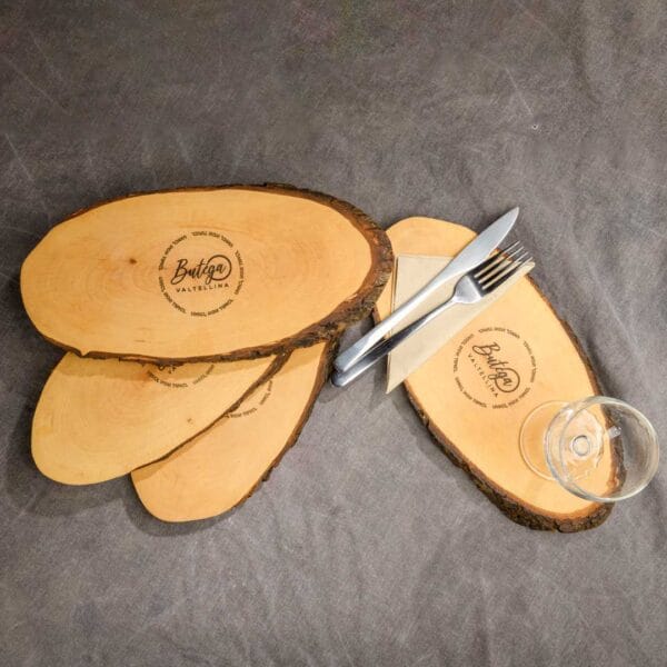 Alternative view of Tagliere ovale di legno con corteccia